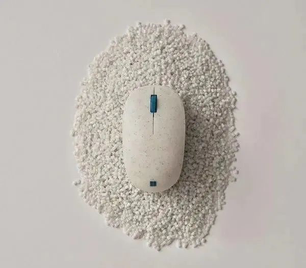 鼠标，不仅有磨砂的手感，也将黑点等瑕疵很好掩盖。