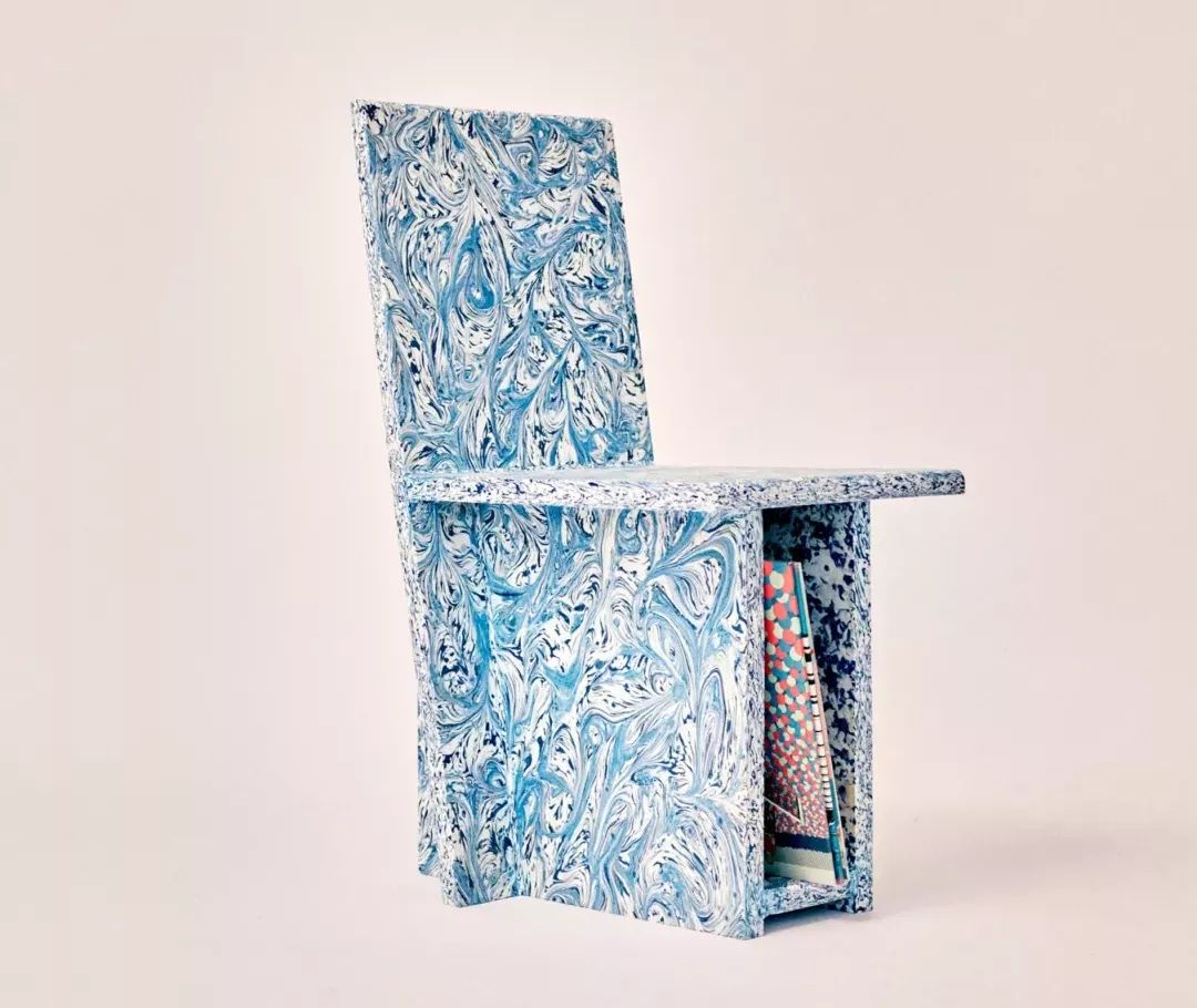 印尼工作室设计的塑料办公桌，取材于马尼拉排水沟的生活垃圾