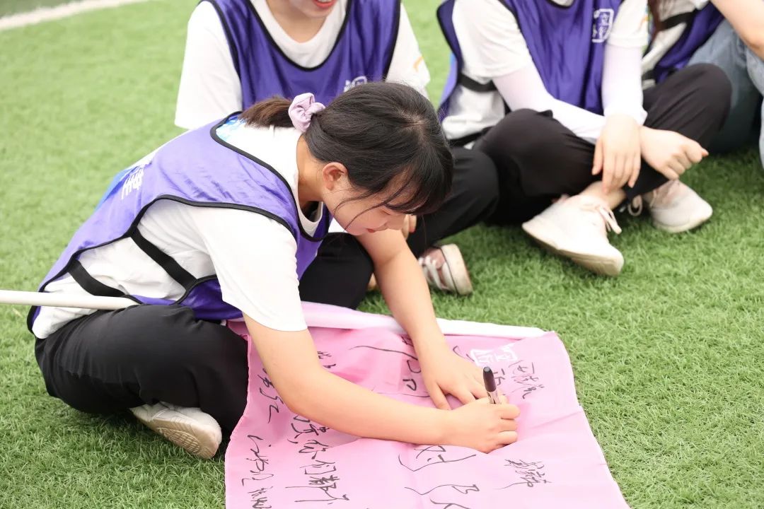 挥笔写下队名，许下对未来的期许