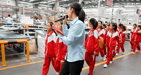 金岭小学及金茵小学的学生参观创世大发再生生产车间，了解废弃塑料是如何变成相框、镜框、踢脚线等精美产品。