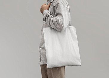 纤维级PET再生聚酯切片一部分应用于家用纺织品，如作为床上用品、沙发和布艺家具以及室内装饰用品的填充材料和骨架材料，其余则应用于产业用纺织品和服装用纺织品。